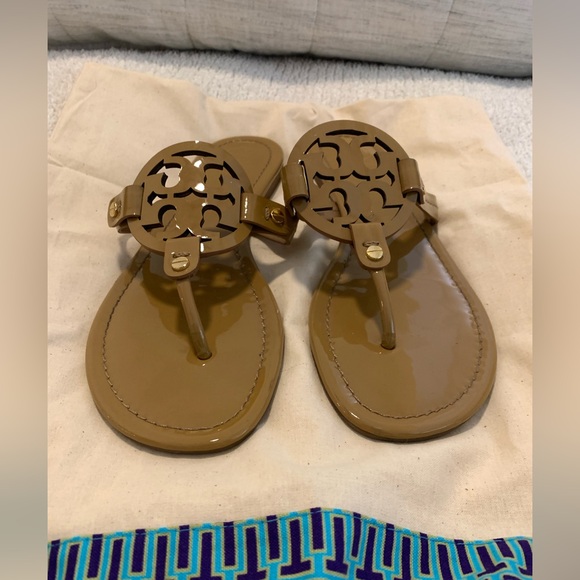 Tory Burch Patent Leather Miller Thong Sandal in color Sand/Tan size 8 - Picture 2 of 6